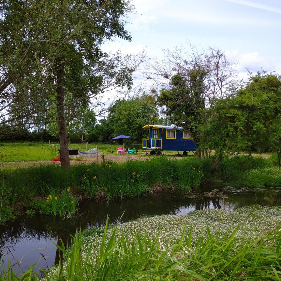 La Roulotte Du Moulin De Palet Bauge-en-Anjou Exterior photo